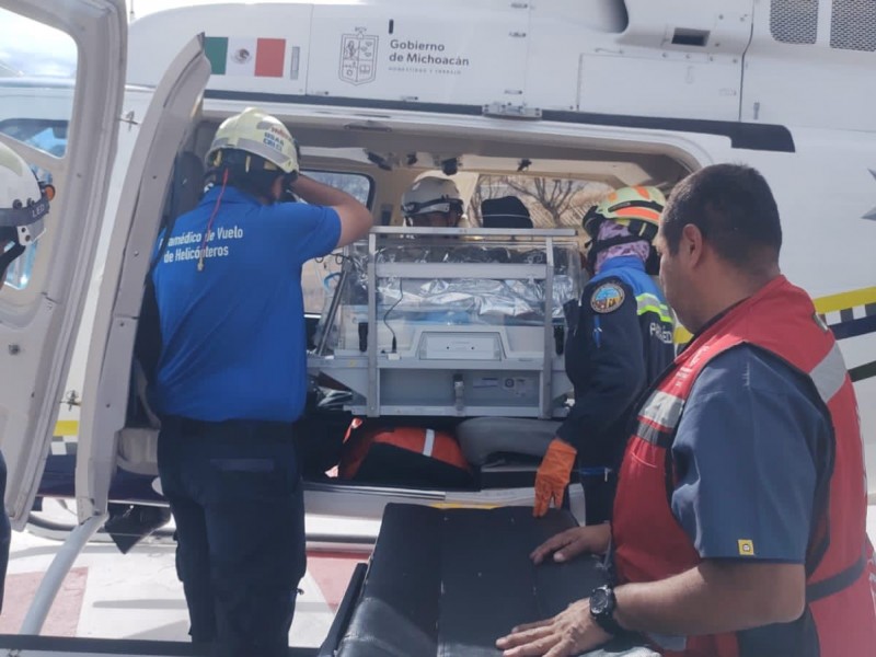 Trasladan vía aérea a recién nacida con complicaciones de salud