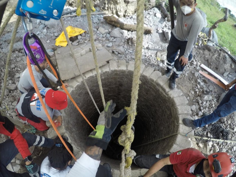 Tratan de hidratar a hombre que cayó en una noria