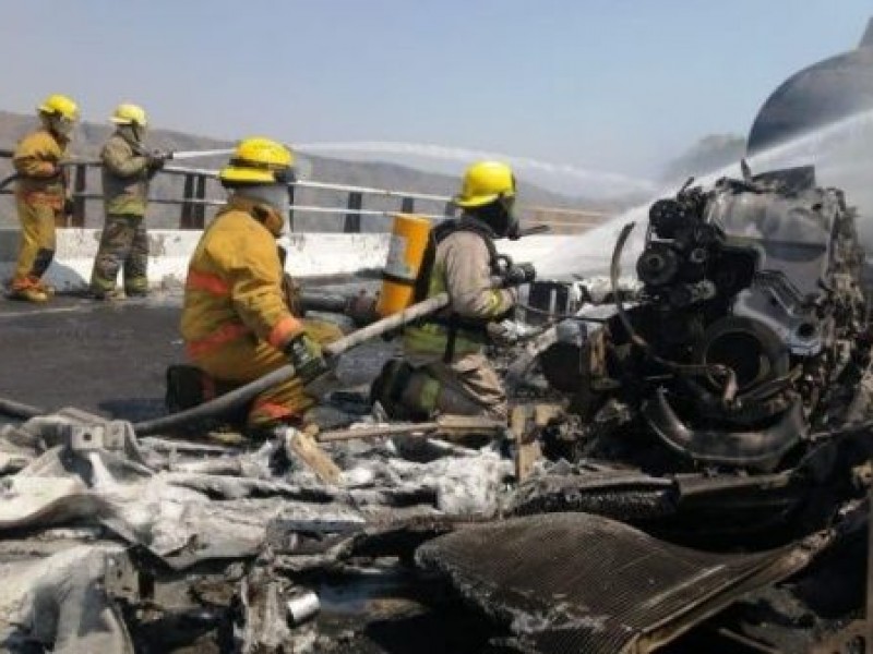 Tratan de liberar vialidades Guadalajara-Colima tras accidente en puente