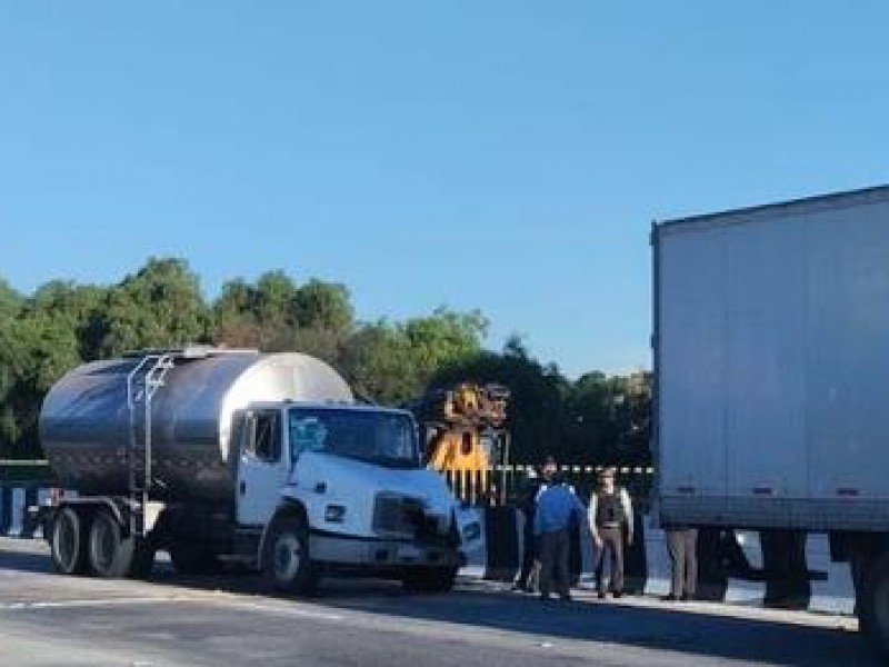 Tremendo encontronazo entre tráiler en la 57