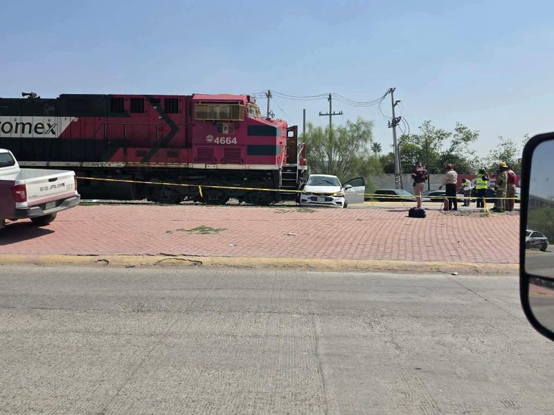 Tren arrastra más de 300 metros un auto en Gómez Palacio