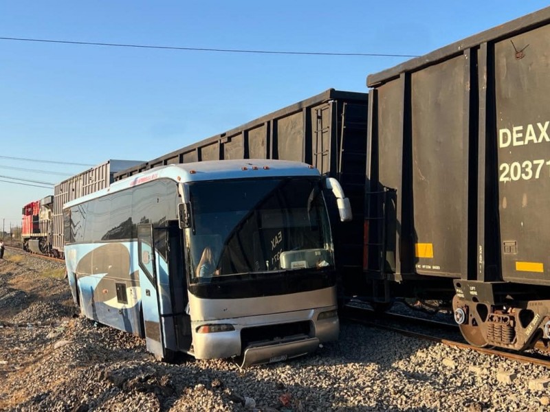 Tren arrolla a autobús en intento de ganarle el paso