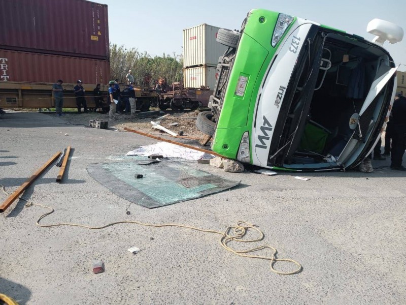 Tren embiste a autobús de transporte público en Hidalgo