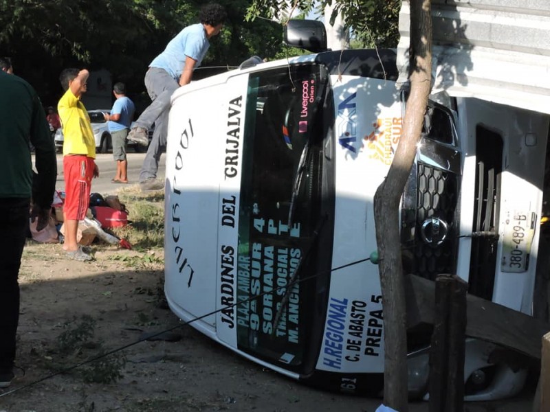 Tren embiste a colectivo. Hay 15 estudiantes heridos