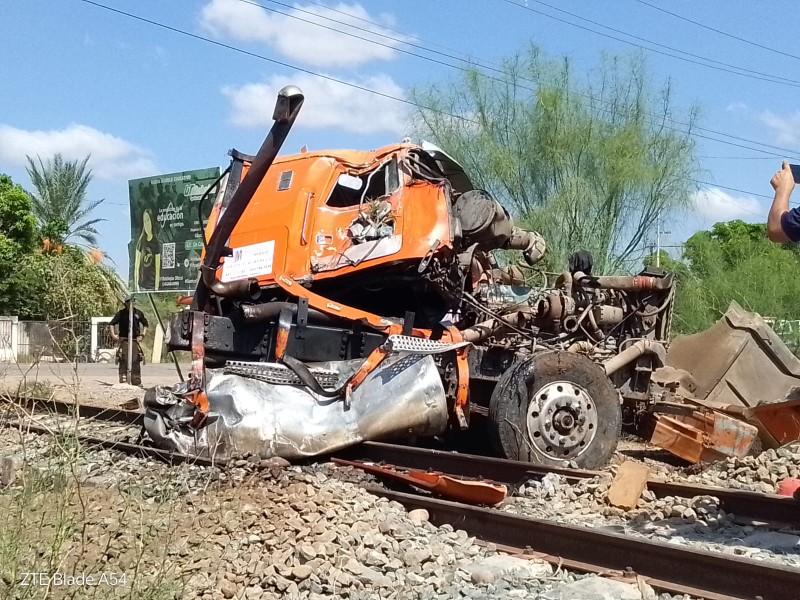 Tren embiste a dompe que intentó ganarle el paso en Etchojoa
