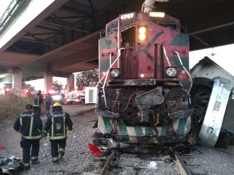 Tren golpea tráiler en Ecatepec.