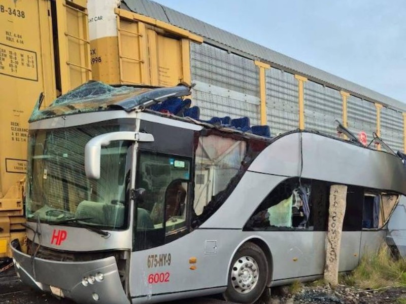 Tren impacta a autobús en Atlacomulco: preliminar, diez muertos
