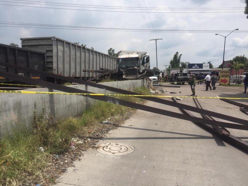 Tren impacta a tráiler cargado con acero