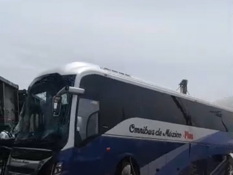 Tren impacta autobús en Angostura