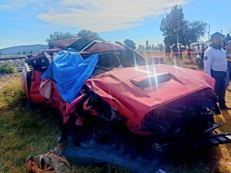 Tren impacta camioneta en Vista Hermosa, hay cinco muerto