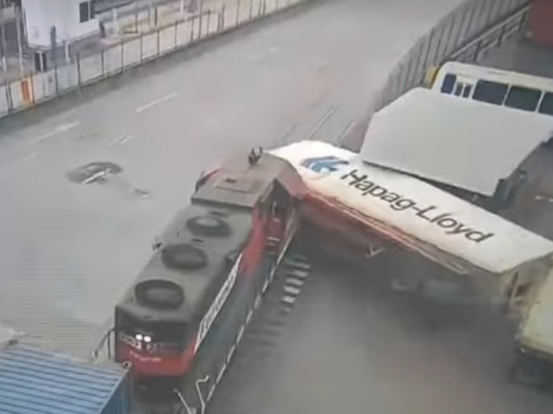 Tren impacta un tráiler en el puerto de Manzanillo