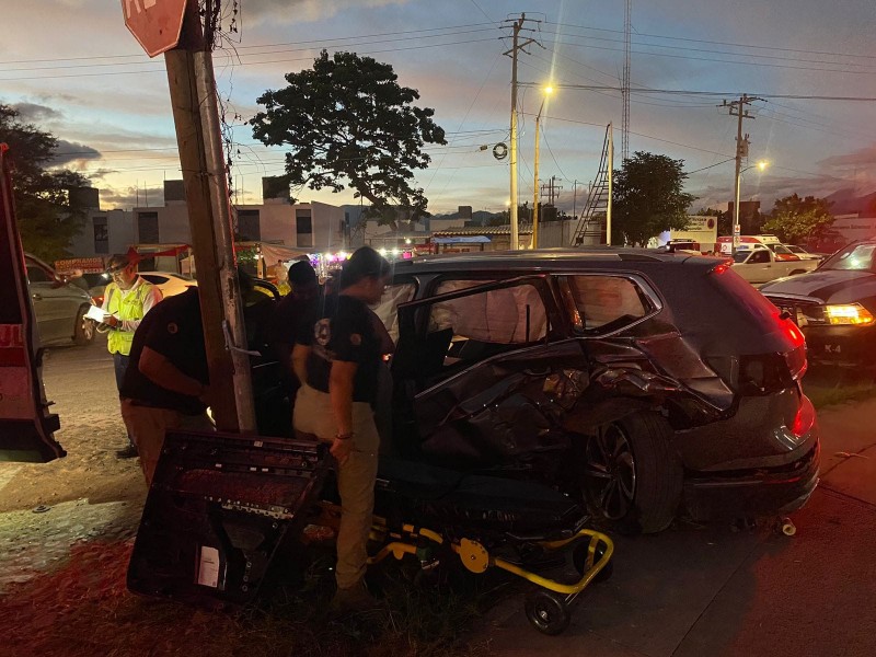 Tren impactan camioneta en Coquimatlán; una mujer lesionada