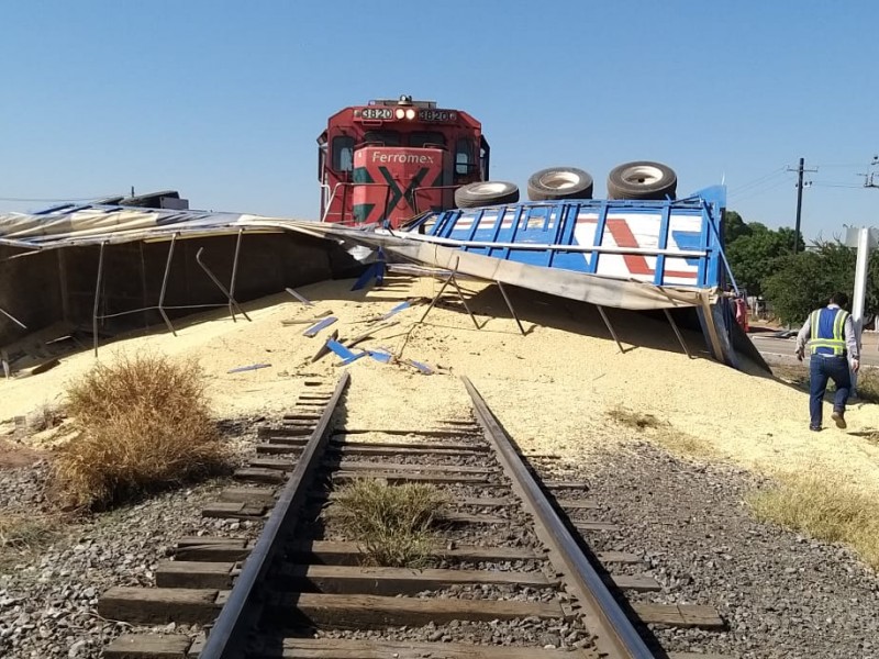 Tren se estrella contra tráiler