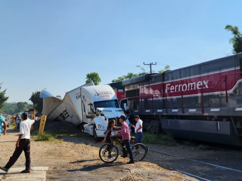 Tren se impacta con tráiler en Emiliano Zapata