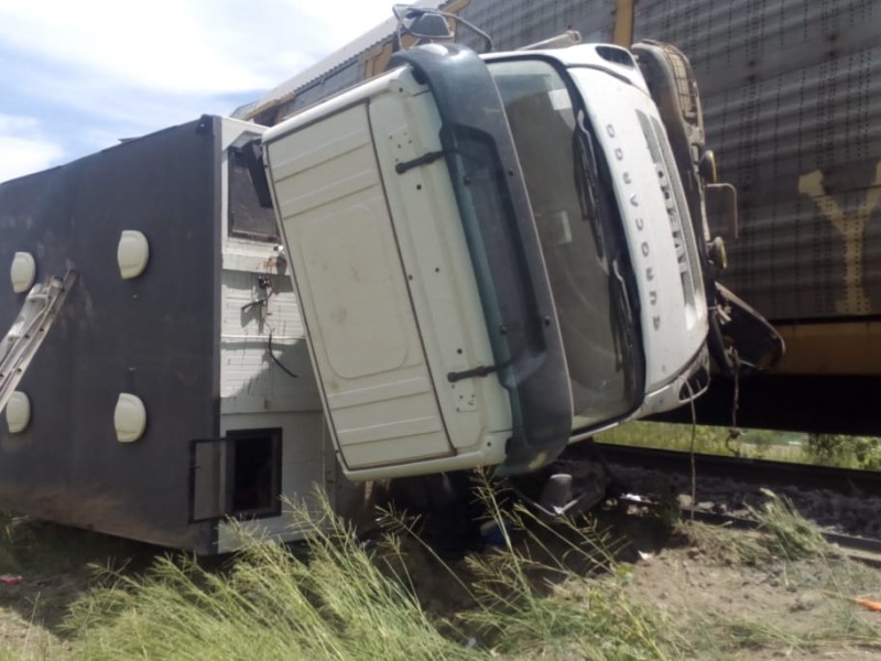 Tren se lleva camión, un muerto