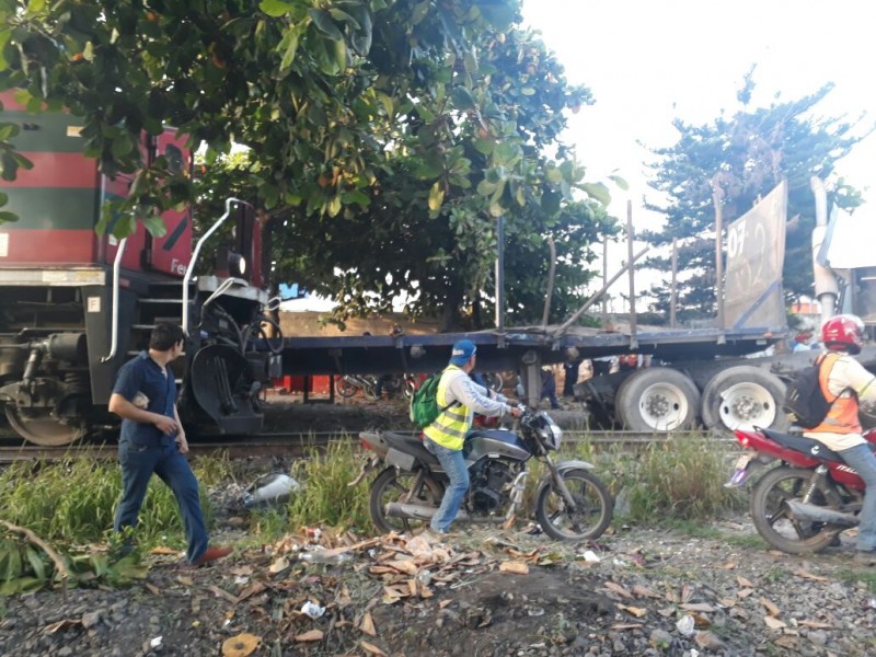 Tren se lleva tractocamion en la carrera Veracruz-Xalapa