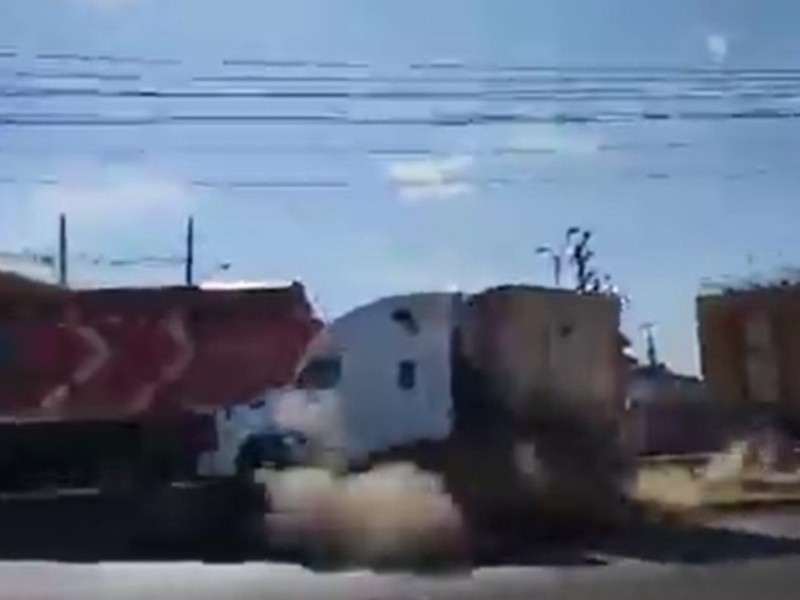Tren se “lleva” tráiler en Celaya; no hay lesionados