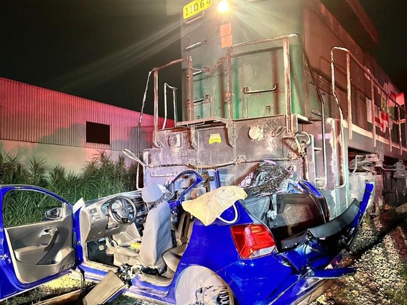 Tren se lleva vehículo particular con dos mujeres