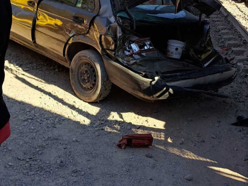 Tren se llevo 3 vehículos en Santa María Magdalena