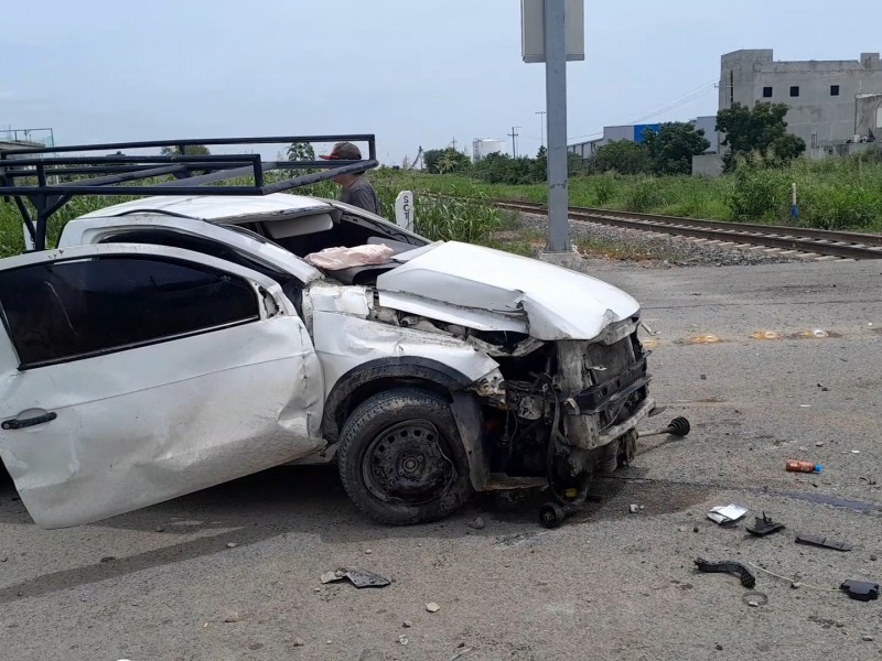 Trenazo en Mazatlán; conductor sobrevive herido