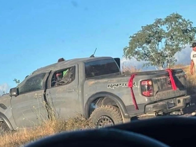 Tres adultos resultaron ilesos tras aparatosa volcadura