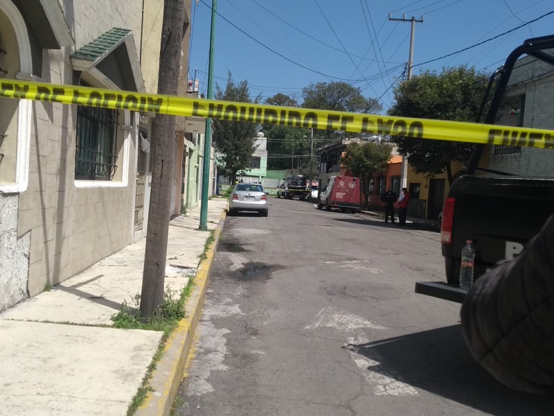 Tres cadáveres al interior de camioneta en Toluca