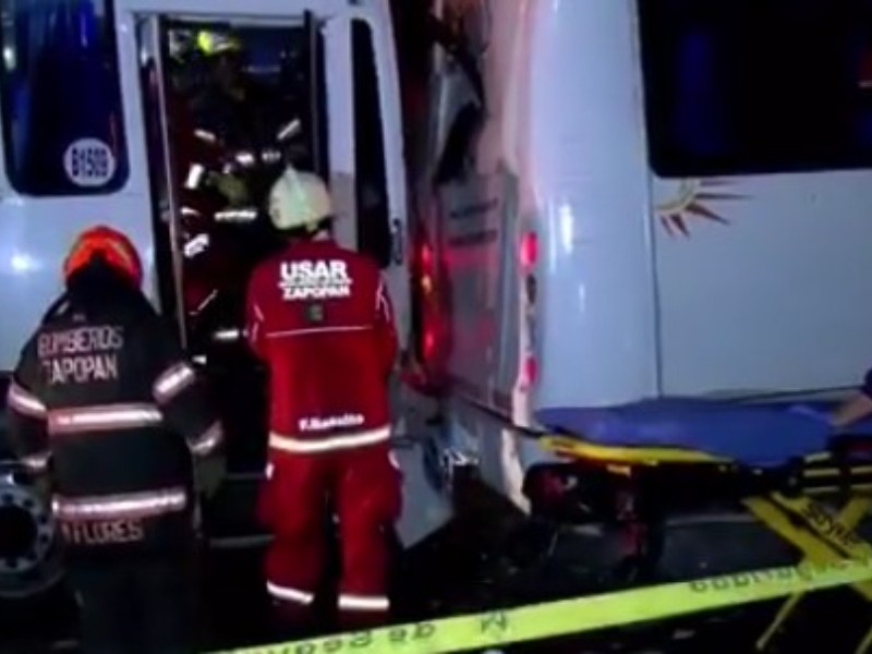 Tres camiones de transporte de personal chocaron por alcance sobre Periférico