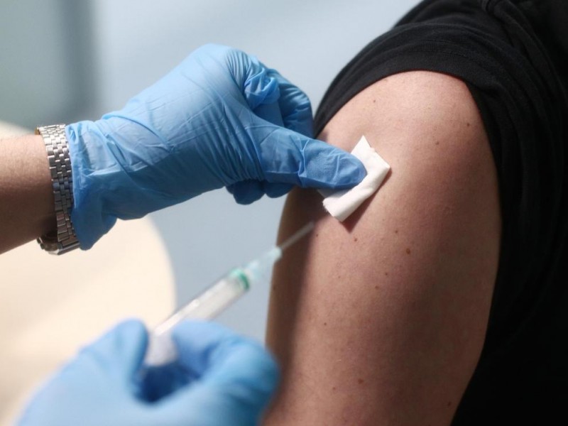 Continúan los contagios de Covid en personas vacunadas