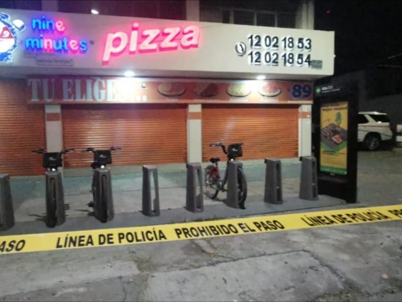 Tres detenidos en balacera por asalto a pizzería