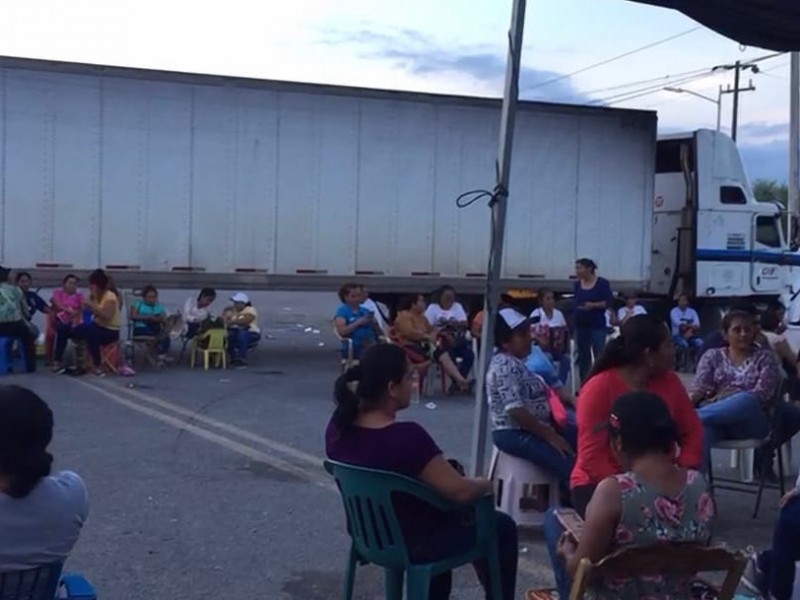Tres días de bloqueo en Zanatepec, exigen reconstrucción