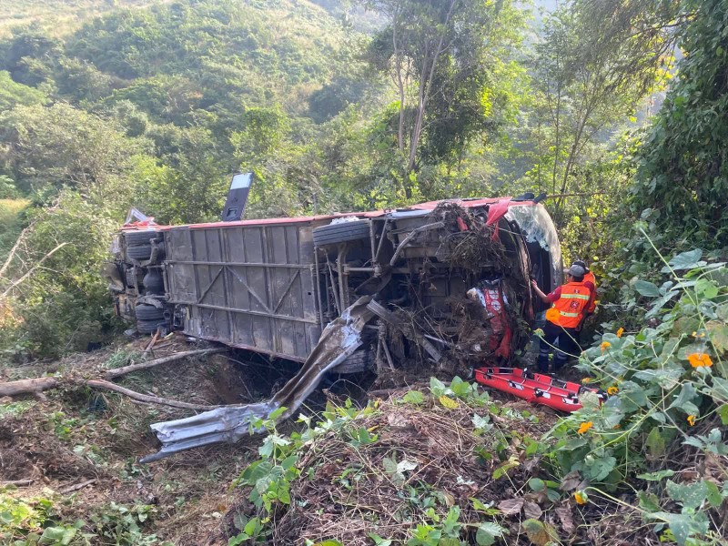 Tres fallecidos en accidente entre autobús ADO y tráiler en Oaxaca