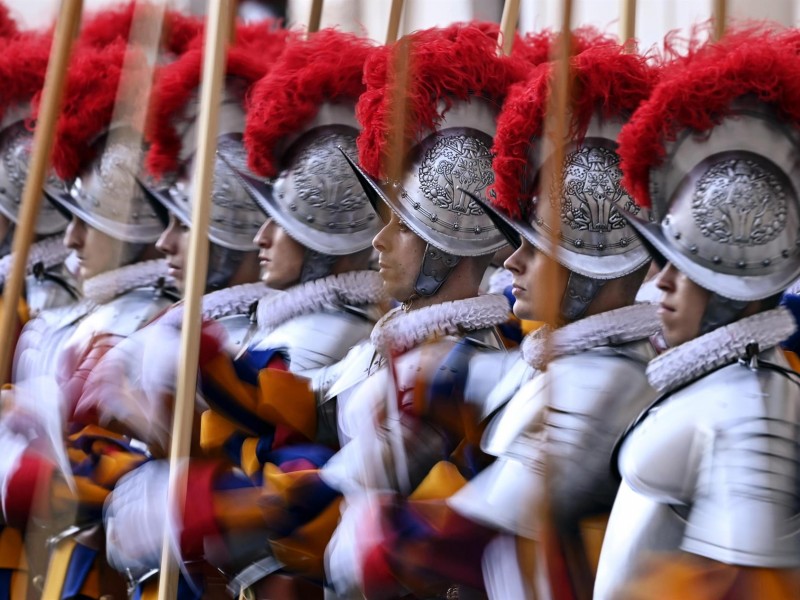 Tres guardias suizos dejan el Vaticano por norma sanitaria