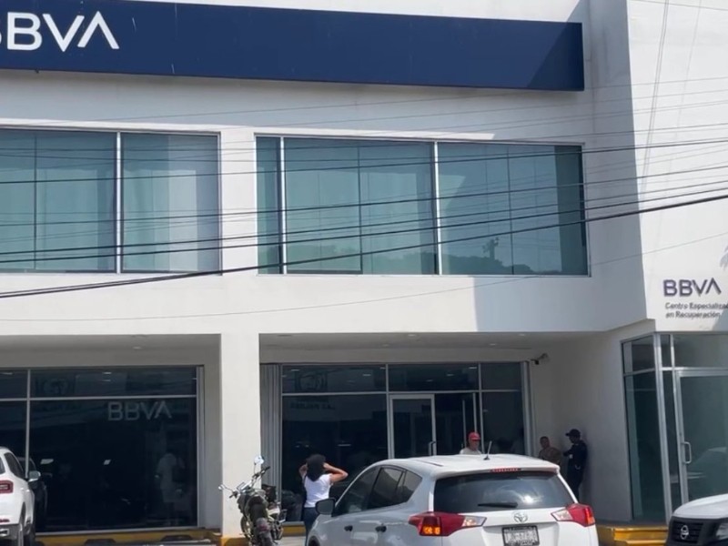 Tres hombres armados asaltan sucursal de BBVA de Salina Cruz