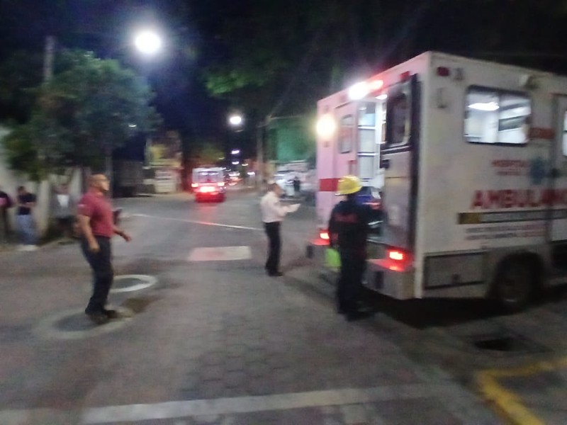 Tres lesionados deja choque entre combi y moto