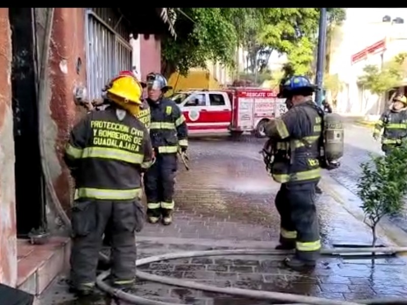 Tres lesionados deja incendio en la zona centro de Guadalajara