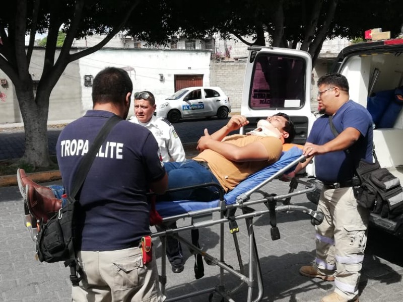 Tres lesionados dejó choque entre colectiva y camión