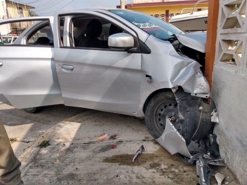 Tres lesionados en aparatoso accidente