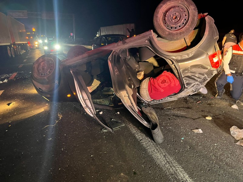 Tres lesionados en volcadura sobre la carretera federal 140