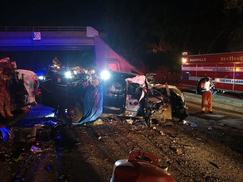 Tres lesionados por volcadura en autopista, cerca de Cuyutlán