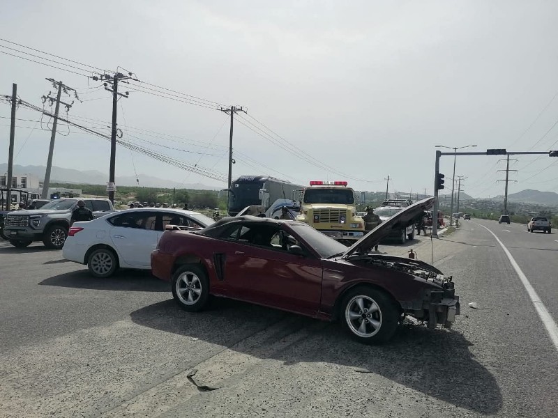 Tres lesionados tras accidente vehicular en carretera a Todos Santos