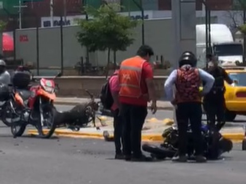 Tres lesionados tras choque de motos en Manzanillo