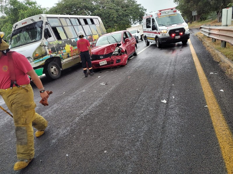 Tres lesionados tras choque en autopista Colima-Guadalajara