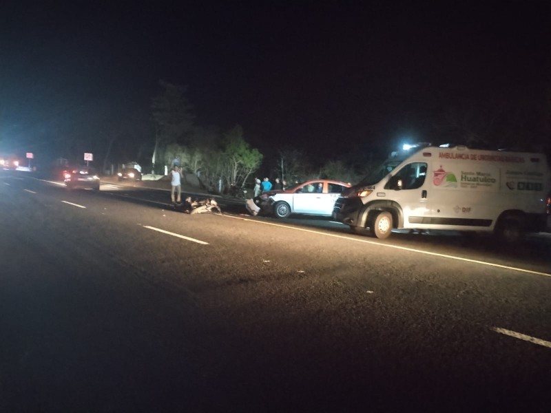 Tres lesionados tras choque entre taxi y moto en Huatulco