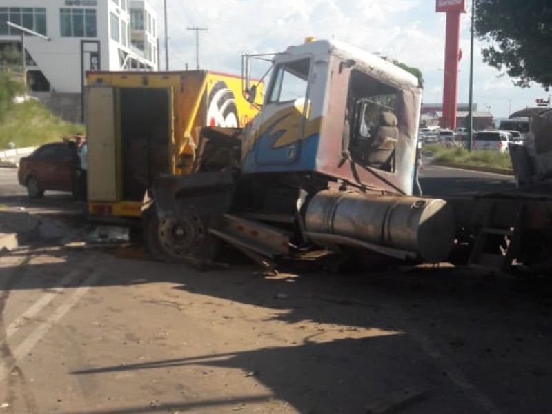 Tres lesionados tras fuerte accidente de tráiler