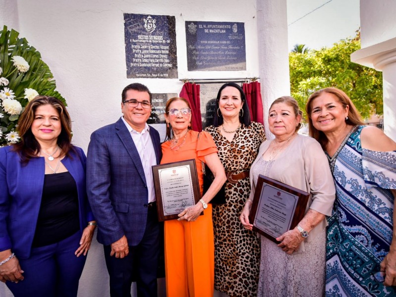 Tres maestras reciben homenaje en Mazatlán por su desempeño docente
