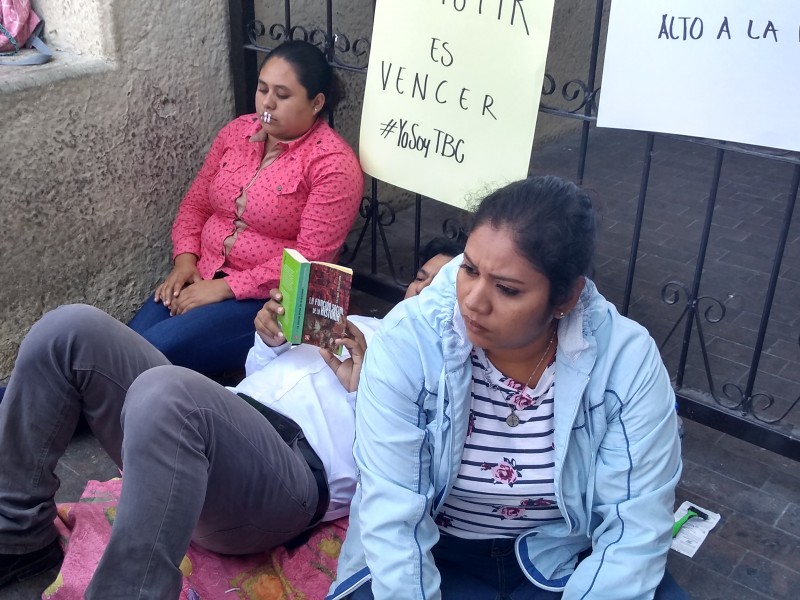 Tres maestros en huelga de hambre les deben