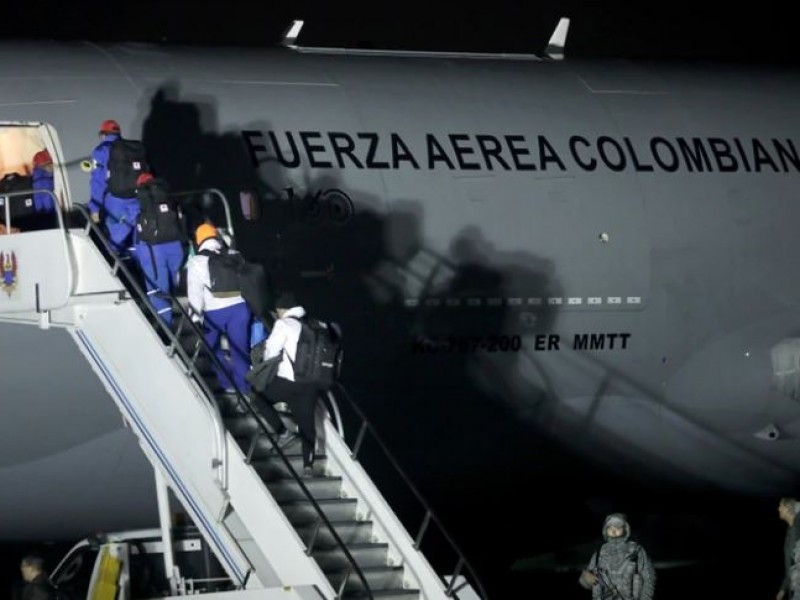 Tres mexicanos regresan al país desde Wuhan, China