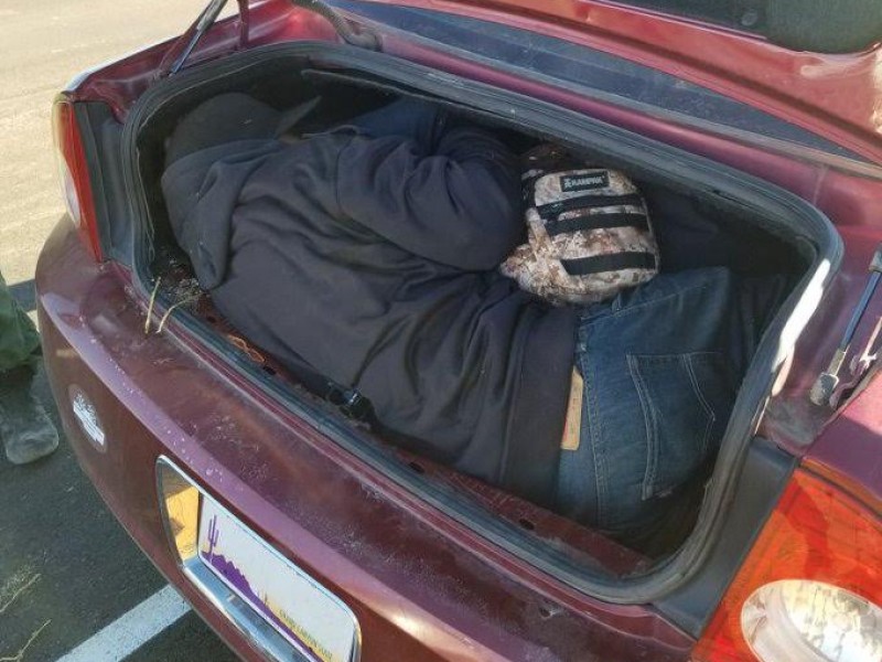Tres migrantes indocumentados eran transportados en cajuela de auto