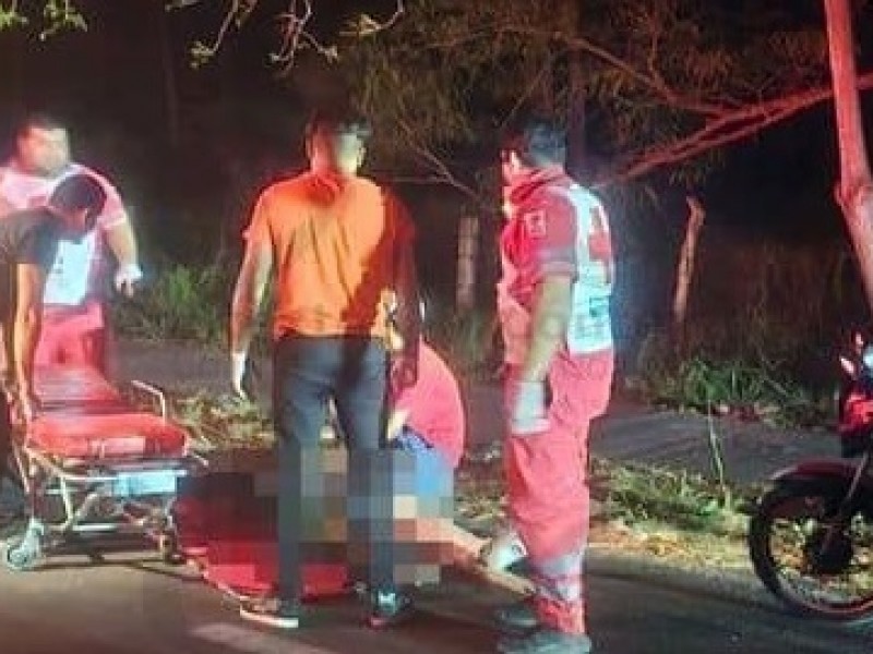 Tres motociclistas lesionados tras choque en carretera Tecomán-Pascuales