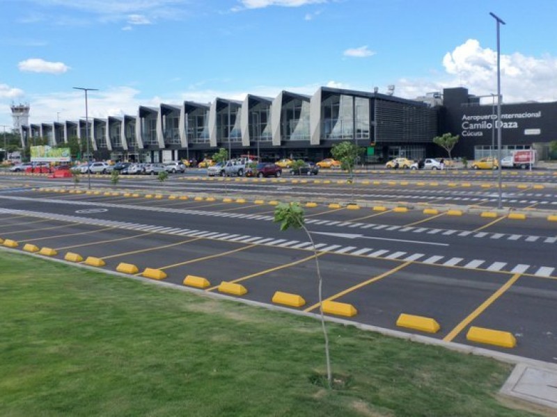 Tres muertos tras dos explosiones en aeropuerto colombiano